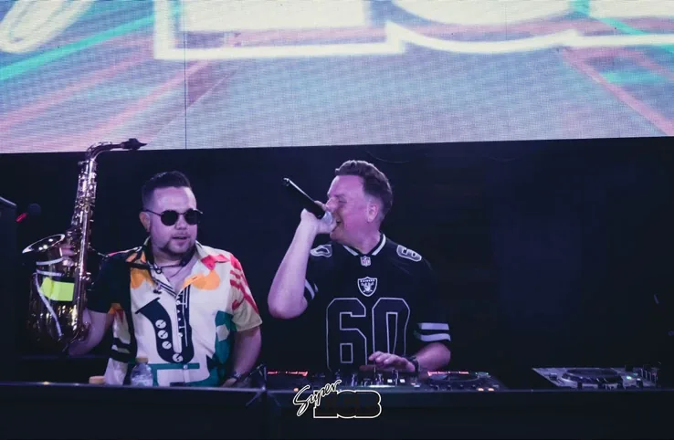 DJs de SUPER EGB en cabina